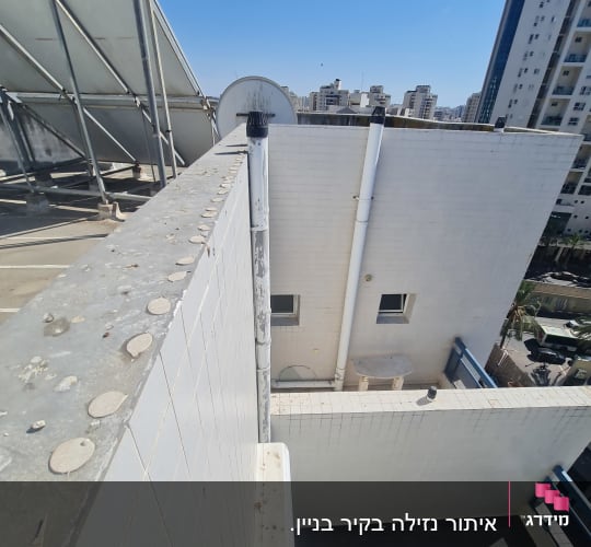 צינורות על גג בניין עם קולטי שמש